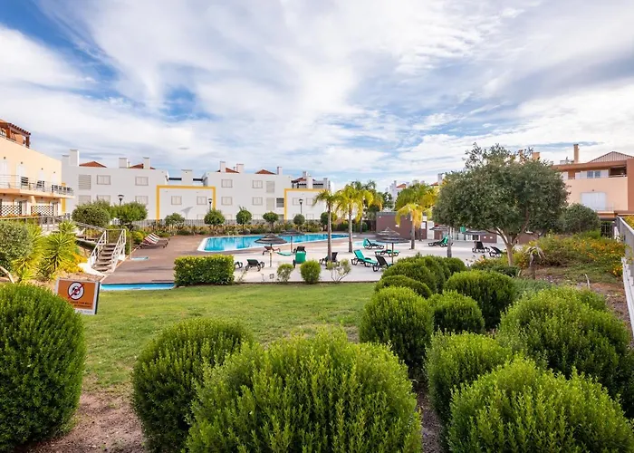 Cabanas Beach House - Pool View