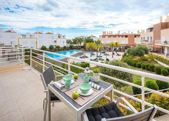 Cabanas Beach House - Pool View
